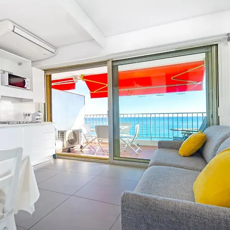 Front De Avec Parking Prive