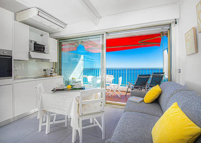 Front De Avec Parking Prive *