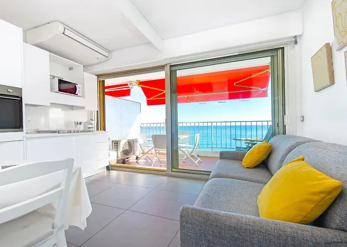 Front De Avec Parking Prive