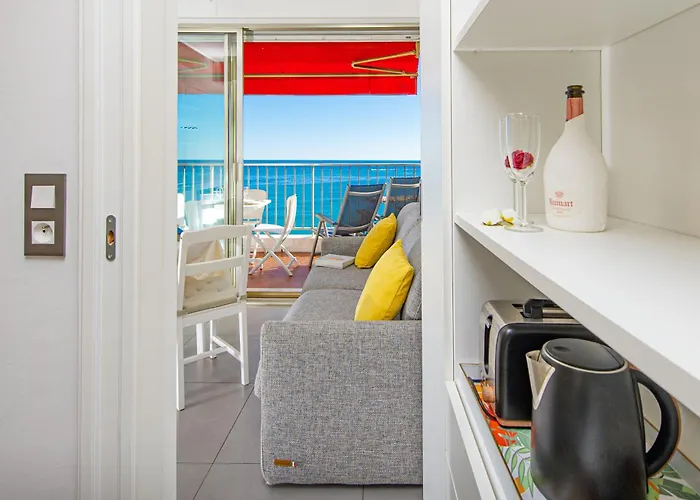 Front De Avec Parking Prive