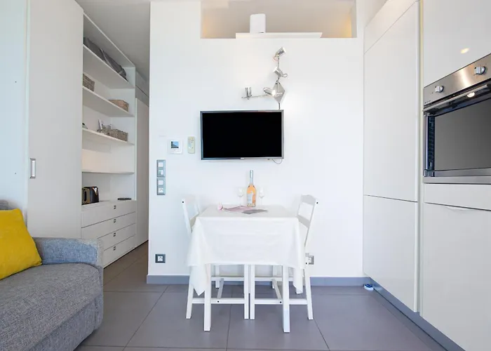 Front De Avec Parking Prive * Мантон