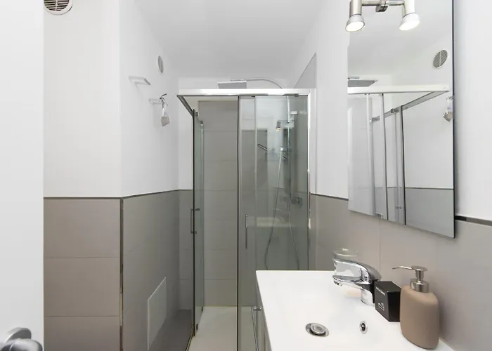 Front De Avec Parking Prive * Мантон