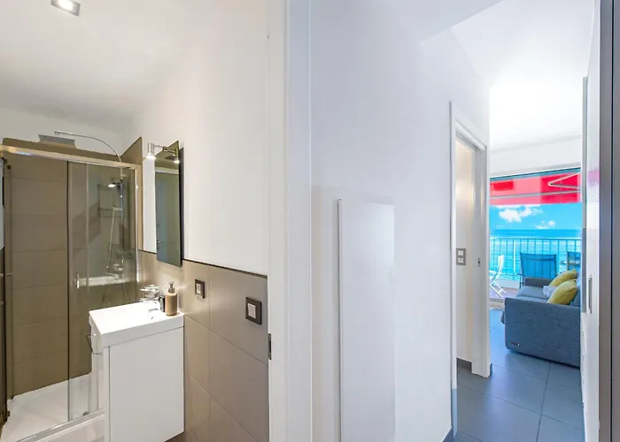 Front De Avec Parking Prive Menton